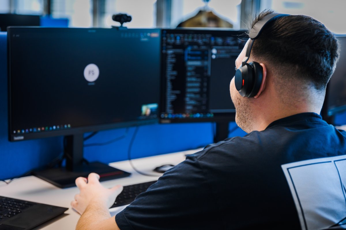 Mann arbeitet an computer