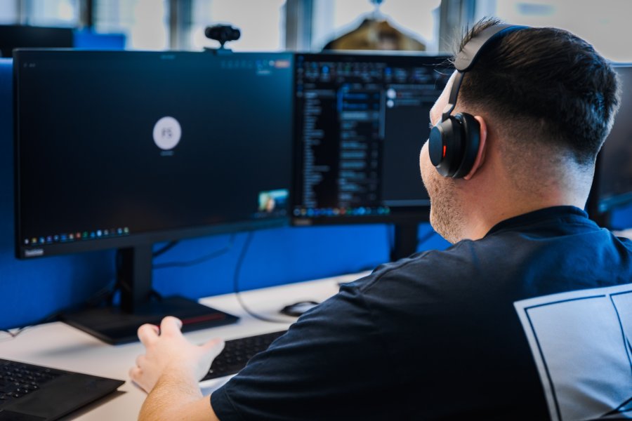 Mann arbeitet an computer